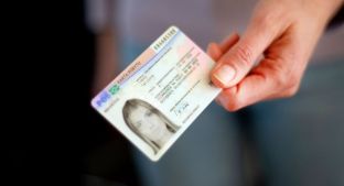 Niebieska karta UE – jak zdobyć, co daje i czy warto się o nią ubiegać